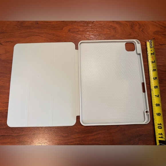 White Tablet Cover iPad Pro 11” - Picture 3 of 4